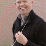 Dirigent Jeroen Drenth van Apollo in Den Oever.