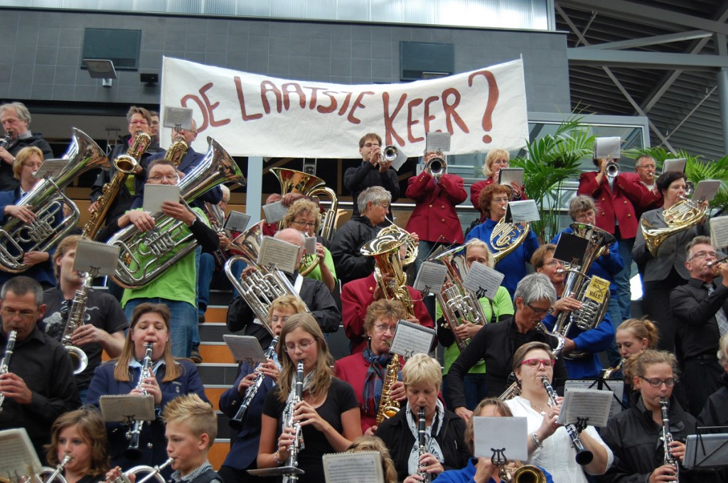Muzikaal protest tijdens de inhuldiging van burgemeester Nawijn